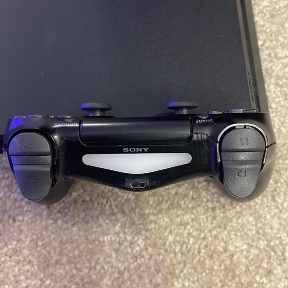 Ps4 and controller - Picture 6 of 6